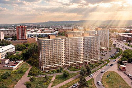 Расположен в уникальной точке Красноярска — с панорамными видами на ре