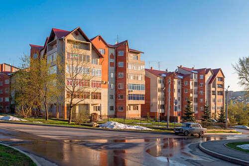 В Октябрьском районе г.Красноярска. Введен в эксплуатацию в 2002 г.